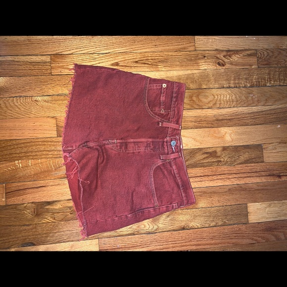 Super cute red Levi’s high waisted shorts - Picture 3 of 3